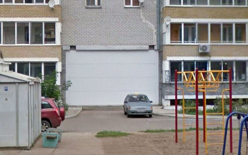 Гараж в арке жилого дома